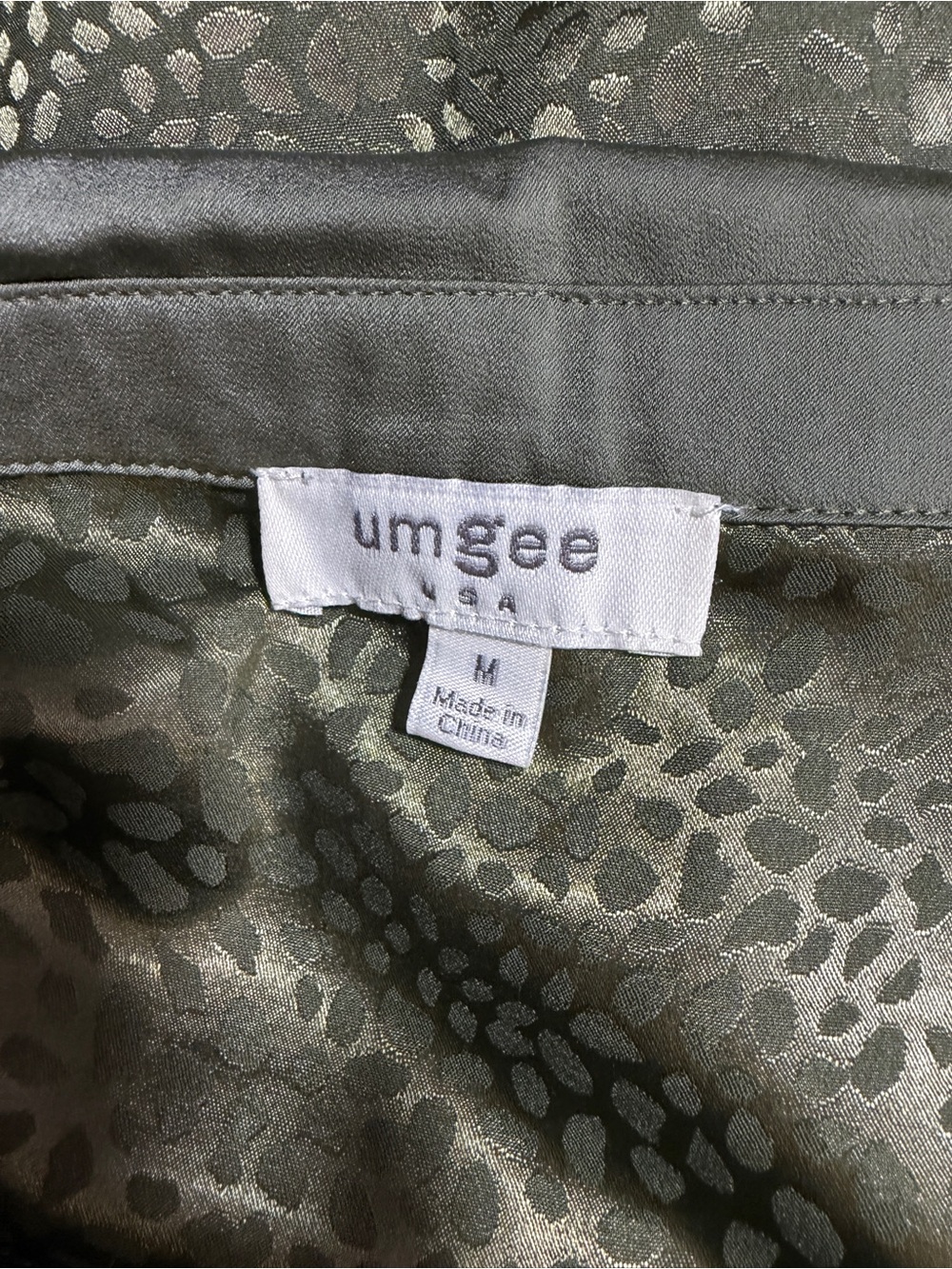 Umgee Olive Green Satin Animal Jacquard Bell Sleeve Button Front Blouse M Boho - Picture 9 of 11